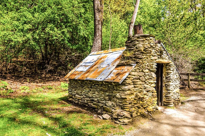 Arrowtown to Queenstown Bike Tour with Shuttle - Getting There: Park Street Start, Gardens Finish, Bike Lock-In