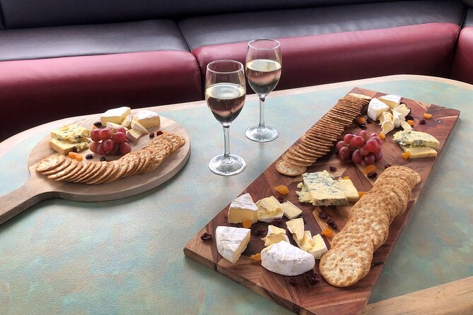 Lake Wanaka 1-Hour Cruise Including Wine and Cheese - Drinks, the licensed bar, and how to manage your second round