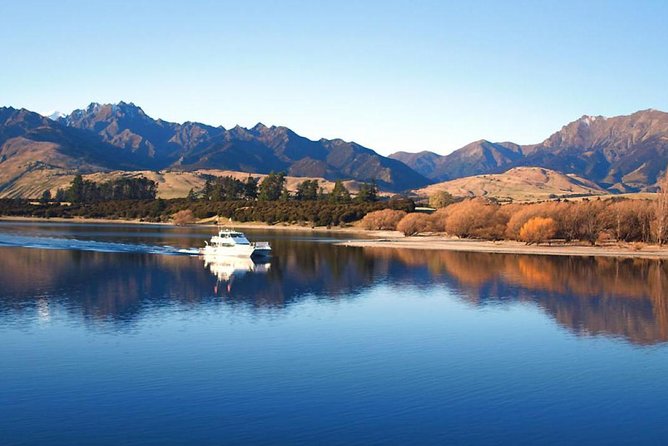 Lake Wanaka 1-Hour Cruise Including Wine and Cheese - Cheese & crackers: communal snacking and the wind factor
