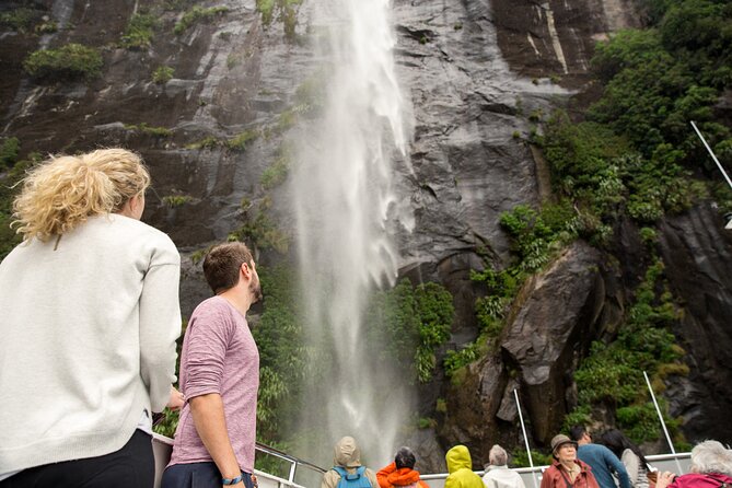 Milford Sound Coach & Extended Cruise from Queenstown - Te Anau break: quick reset and a free ticket moment
