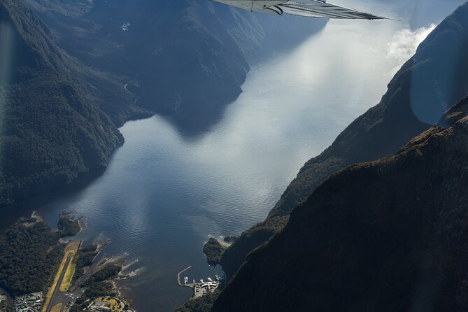 Milford Sound Flight and Cruise ex Queenstown (incl Lunch) - Group Size and Comfort: Small Tour, Full Boat Reality