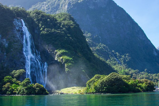 Milford Sound Glacier Flight & Cruise from Wanaka - The return flight via a different path: why round-trip matters