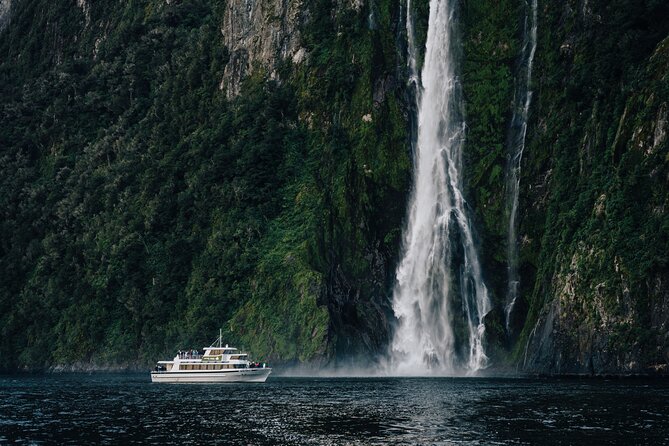 Milford Sound Helicopter and Cruise Tour from Queenstown - The pilot matters: what the commentary adds to the day