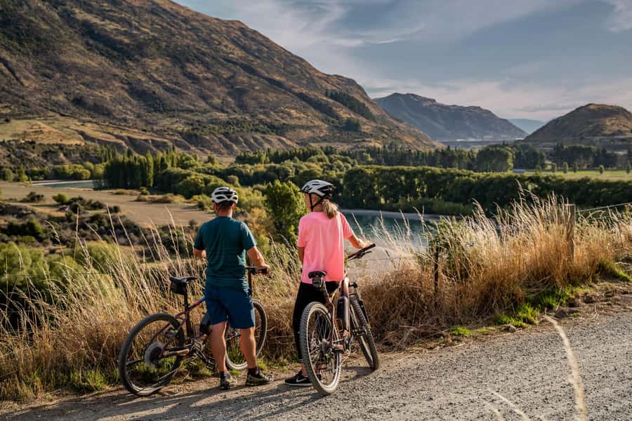 Queenstown: Arrowtown To Queenstown Biking Adventure - Lake-edge finish: cafés, a brewery, and rolling into Queenstown