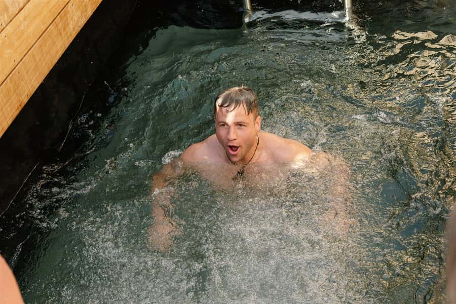 Queenstown: Floating Sauna Experience on Lake Whakatipu - Relaxation deck and cool rooms: the part people forget (but you should use)