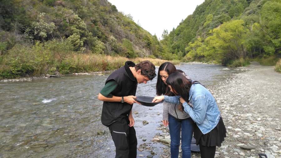 Queenstown: Full-Day 4WD Lord of Rings Tour with Lunch - Gold panning and replica props: hands-on Middle-earth