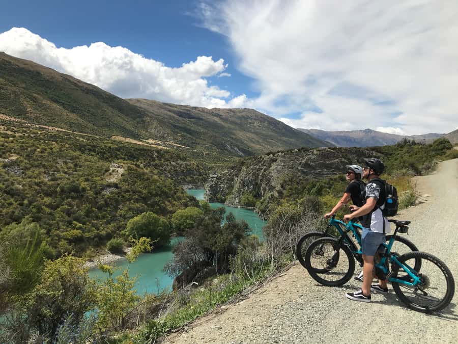 Queenstown: Guided E-Bike Tour with Winery Visits & Tastings - How hard is the ride, and what to pack for a smooth day