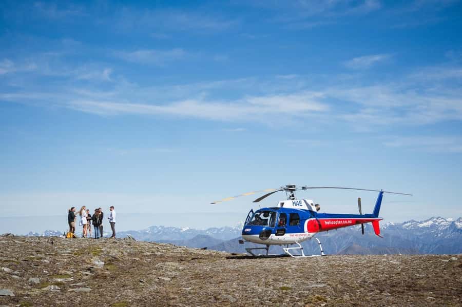 Queenstown: Helicopter & Wine Tasting Tour - The scenic helicopter flight: photos, flight time, and mountaintop bubbles