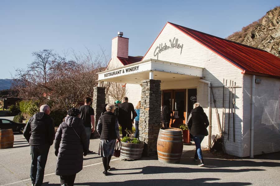 Queenstown: Helicopter & Wine Tasting Tour - Kinross Cottages: where lunch and a bigger tasting menu meet