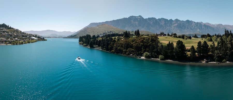 Queenstown: Lake Wakatipu Scenic Cruise - The Bar Onboard: Drinks for Purchase, and a Fun Mood