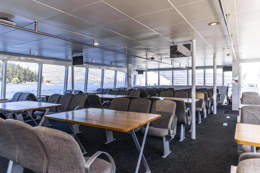 Queenstown: Lake Whakatipu Boat Trip - Top deck vs bottom deck: where photos work best