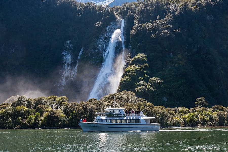 Queenstown: Milford Sound Cruise with Helicopter Transfer - The helicopter flight: 40 minutes of alpine theatre