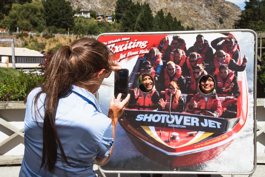 Queenstown: Scenic Highlights, Tour with Wine & Lake Cruise - The meeting spot and the smooth Mercedes start