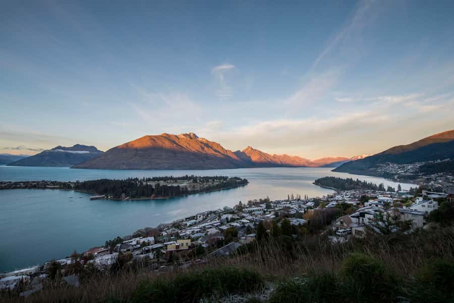 Queenstown: Scenic Highlights, Tour with Wine & Lake Cruise - Lake Wakatipu viewpoint: your fast orientation over town