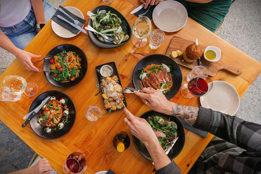 Queenstown: Wine & Food Tour, Scenic Tastings & Paired Lunch - Meeting in central Queenstown and getting to Gibbston without hassle