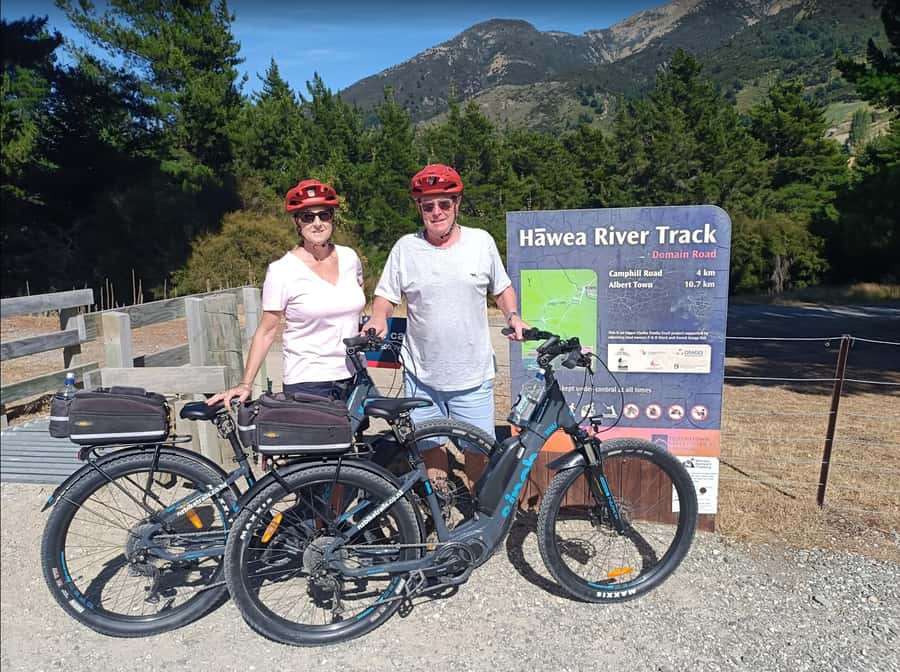 Wānaka And Hāwea: Trail Ride on Bike or E-Bike - ThatWanakaTree Photo Moment and the Clutha River Return into Town