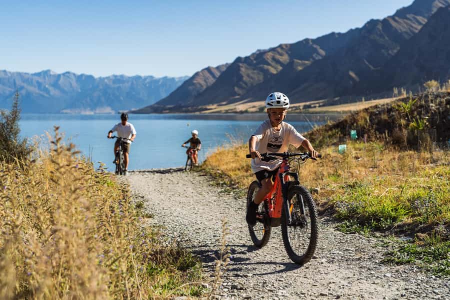 Wānaka: Gladstone Track and Wanaka Trails on Bike or eBike - From Ardmore Street to Lake Hāwea: the ride starts with an easy win