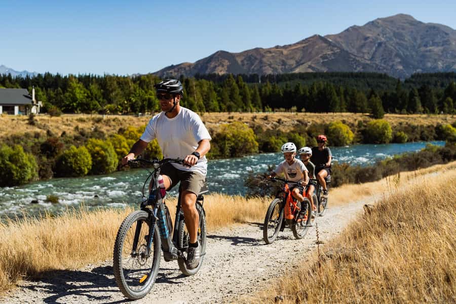 Wānaka: Gladstone Track and Wanaka Trails on Bike or eBike - Break at Pembroke Patisserie: fuel without turning the day into a food mission